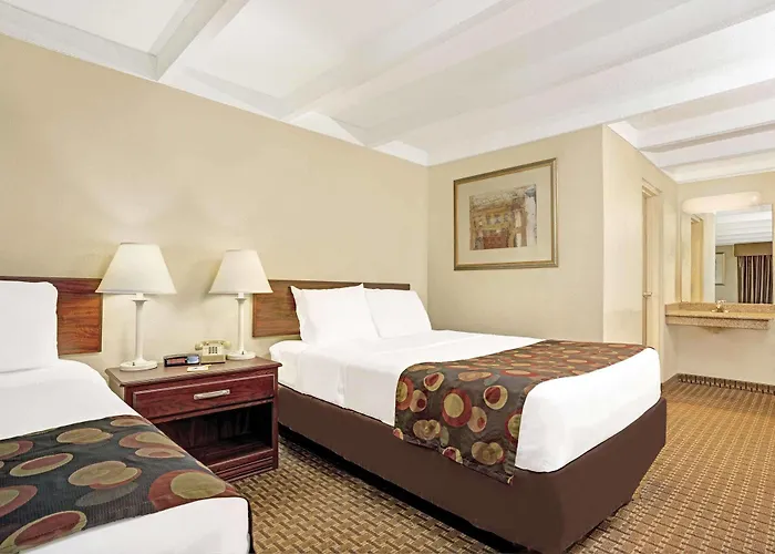Days By Wyndham West 2*