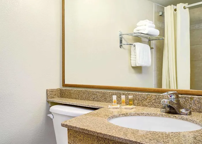 Days By Wyndham West 2*