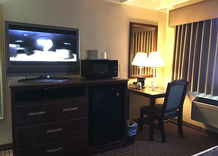 Days By Wyndham West Hotel